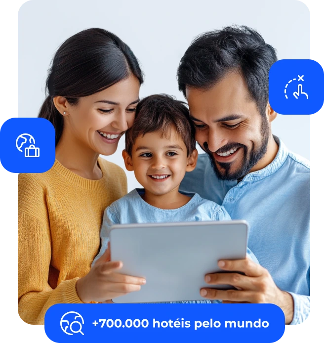 Familia feliz encontrando a próxima hospedagem com desconto para sua viagem dos sonhos.